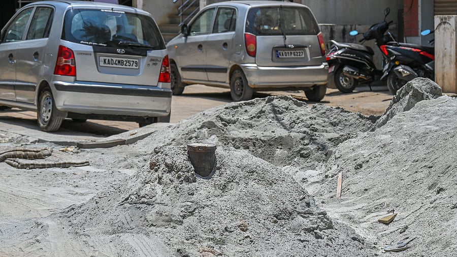 <div class="paragraphs"><p>Drilling waste left along New BEL Road at RMV 2nd Stage. Along with air pollution, it also adds to noise pollution. </p></div>