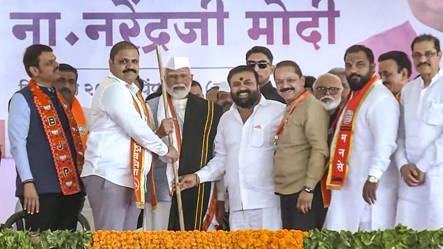 <div class="paragraphs"><p>Prime Minister Narendra Modi being welcomed during a camapign rally for Lok Sabha polls in Maharashtra. </p></div>