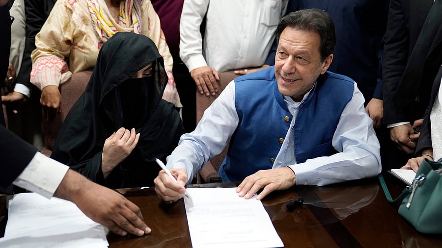 <div class="paragraphs"><p> Pakistan's former Prime Minister Imran Khan (R) and Bushra Bibi, his wife (L).</p></div>