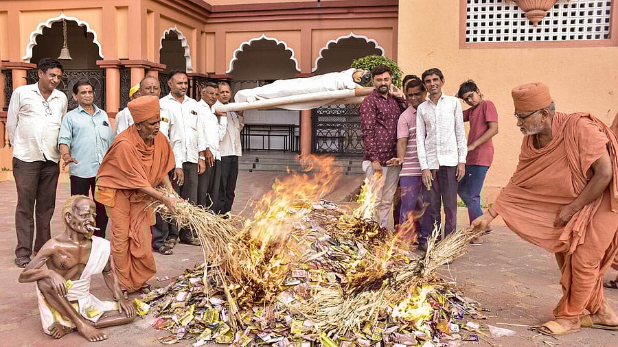 <div class="paragraphs"><p>Members of Swami Narayan Gurukul burn 'Gutkha & Tobacco' on the eve of the World No-Tobacco Day, in Surat, Thursday.</p><p></p></div>
