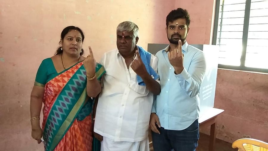 <div class="paragraphs"><p>H D Revanna (C), his wife Bahavani Revanna (L) and son Prajwal.</p></div>