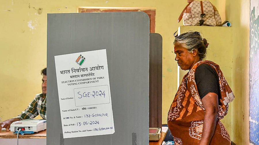 <div class="paragraphs"><p> An elderly woman cast her vote at a polling booth during the fourth phase of General Elections-2024 at Gopalpura in Berhampur, Odisha</p></div>
