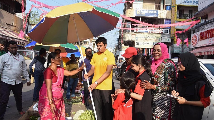 <div class="paragraphs"><p>Volunteers are seen distributing umbrellas among vendors in Hyderabad in the summer. </p></div>