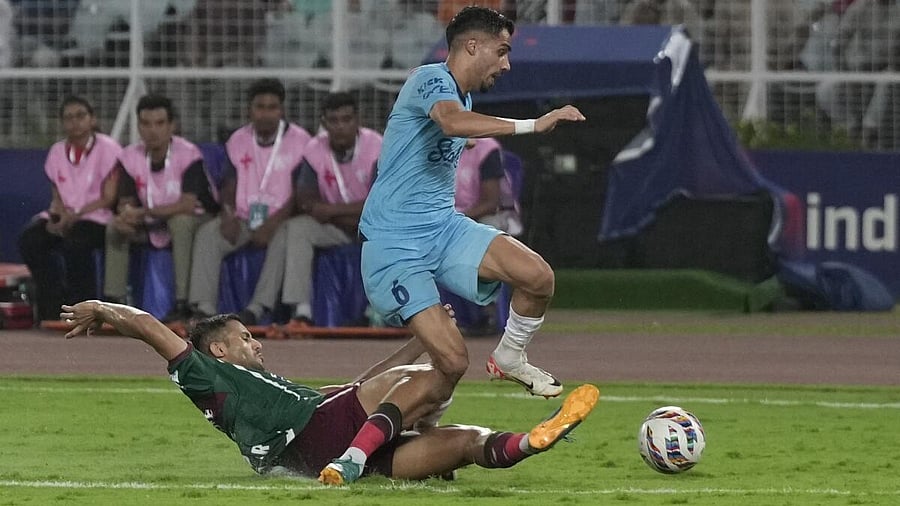 <div class="paragraphs"><p>Mohun Bagan Super Giants and Mumbai City FC players vie for the ball during their Indian Super League (ISL) 2023-24 final match, at Vivekananda Yuba Bharati Krirangan (Salt Lake Stadium) in Kolkata, Saturday.</p></div>