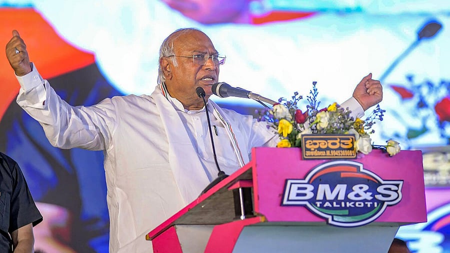<div class="paragraphs"><p>Mallikarjun Kharge addresses a public meeting in Raichur.</p></div>