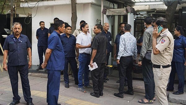 <div class="paragraphs"><p>Security personnel stand guard at Delhi Chief Minister Arvind Kejriwal's residence at Civil Lines, in New Delhi.</p></div>