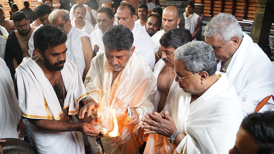 <div class="paragraphs"><p>Chief Minister Siddaramaiah and Deputy CM D K Shivakumar receiving 'arathi' after offering puja at Sri Kshetra Dharmasthala Manjunatha Swamy Temple on Saturday. </p></div>