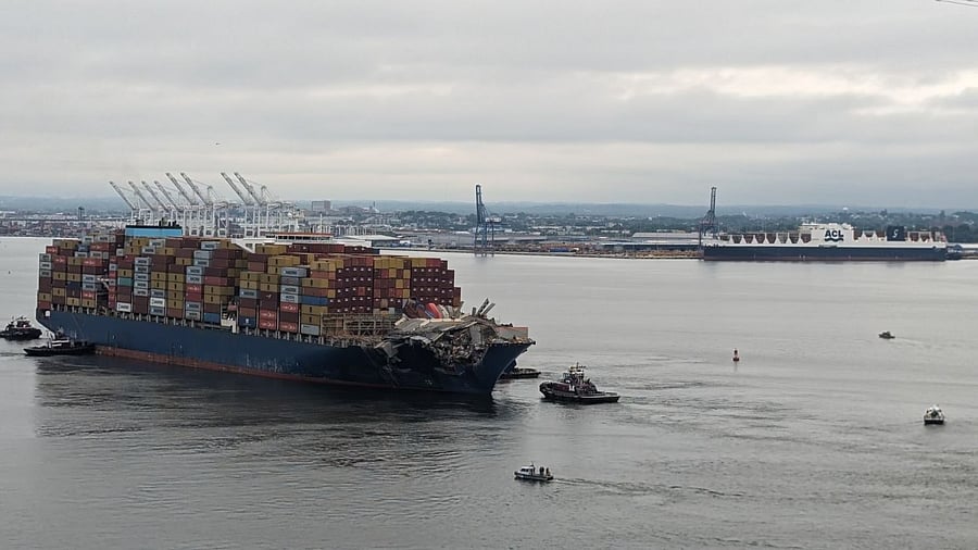 <div class="paragraphs"><p>The crashed cargo ship being towed.</p></div>