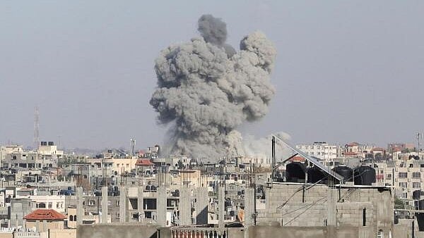 <div class="paragraphs"><p>Smoke rises following Israeli strikes in Rafah.</p></div>