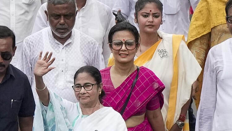 <div class="paragraphs"><p>TMC supremo Mamata Banerjee with party candidate Mohua Moitra, Saayoni Ghosh. (Representative image)</p></div>