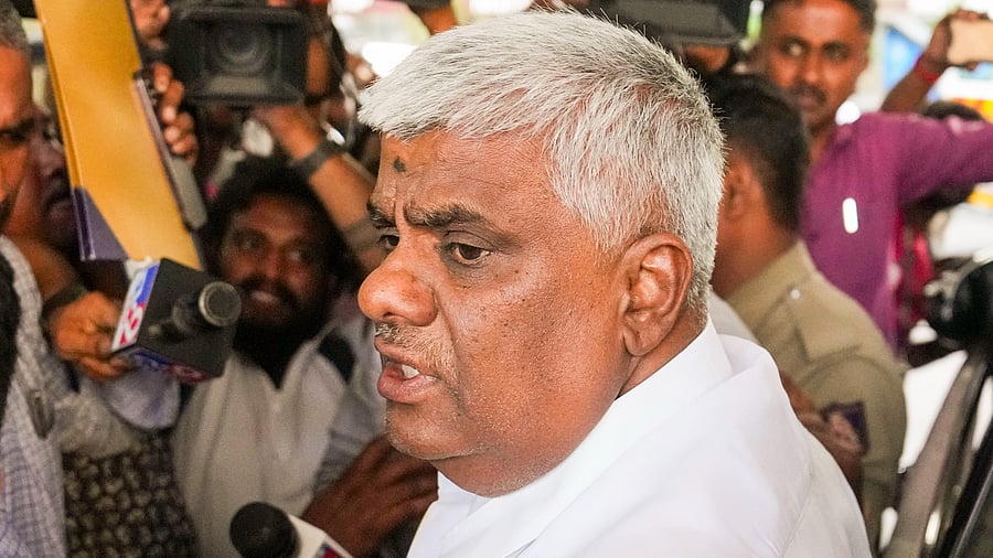 <div class="paragraphs"><p>JD(S) MLA H.D. Revanna being brought for medical check-up at a government hospital, a day after he was taken into custody by officials of a Special Investigation Team in a kidnapping case, in Bengaluru, Sunday</p></div>