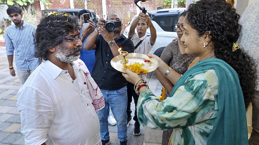 <div class="paragraphs"><p>Former Jharkhand chief minister and JMM leader Hemant Soren being welcomed by his wife and JMM MLA Kalpana Soren.</p></div>
