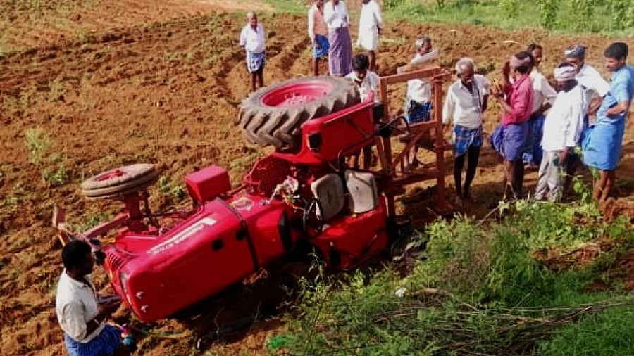 <div class="paragraphs"><p>The incident took place in a field in Kanakapura taluk Ramanagara district.</p></div>