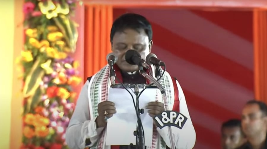 <div class="paragraphs"><p>Mohan Majhi takes oath as 15th CM of Odisha.</p></div>