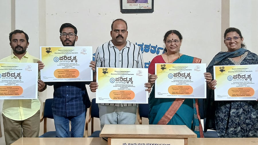 <div class="paragraphs"><p>S R Venugopal, G R Chetan, N Manjunath (Jogi Manju), Padmavathi S Bhat and Seema Burde of Mysuru Cinema Society release poster of third edition of ‘Paridrishya’, an international short film and documentary film festival, in Mysuru, on Friday. </p></div>