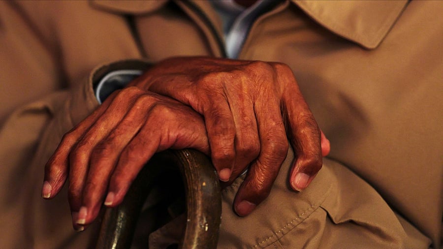 <div class="paragraphs"><p>An elderly man crosses his hands on a cane.</p></div>
