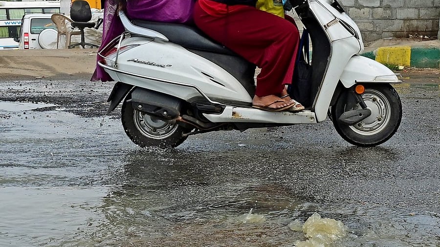 <div class="paragraphs"><p>An overflowing manhole at Veerabhadra Nagar signal on the Outer Ring Road. </p></div>