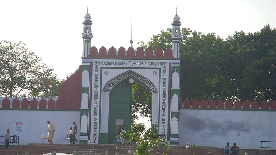 <div class="paragraphs"><p>Shahi Eidgah in Delhi</p></div>