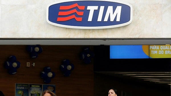 <div class="paragraphs"><p>A Telecom Italia Mobile (TIM) store in downtown Rio de Janeiro.</p></div>