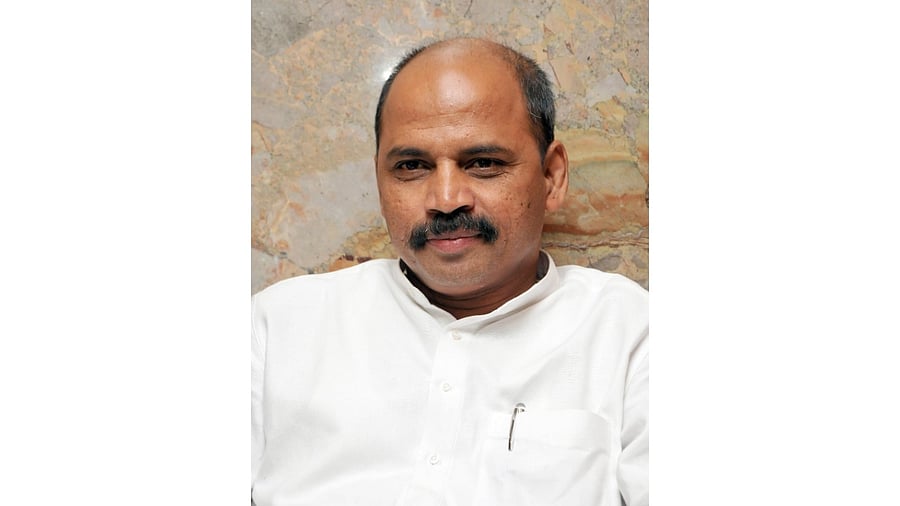 <div class="paragraphs"><p>Medical Education Minister Dr. Sharanprakash Patil participated in the press meet along with Congress Floor Leader Dr. Mallikarjun Kharge at S.S. Mallikarjun house in Davangere on Tuesday.</p></div>