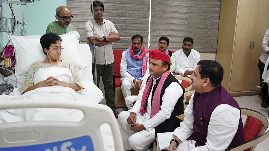 <div class="paragraphs"><p>Samajwadi Party chief Akhilesh Yadav visits Delhi Cabinet Minister Atishi at LNJP hospital to enquire about her health, in New Delhi, Wednesday, June 26, 2024. Atishi was hospitalised on Tuesday after her health deteriorated during her indefinite hunger strike over the water crisis in the national capital. </p></div>