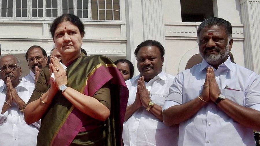 <div class="paragraphs"><p>File photo of V K Sasikala (L) along with O Panneerselvam (R).</p></div>