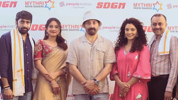 <div class="paragraphs"><p>Sunny Deol is flanked by Gopichand Malineni, Regina Cassandra and Saiyami Kher.</p></div>