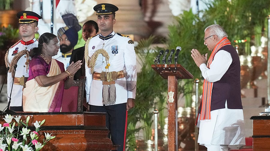 <div class="paragraphs"><p>President Droupadi Murmu greets BJP MP Manohar Lal Khattar as he arrives to take oath as minister during the swearing-in ceremony of new Union government, at Rashtrapati Bhavan in New Delhi, Sunday, June 9, 2024. </p></div>