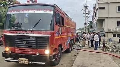 <div class="paragraphs"><p>Fire department vehicle deployed to extinguish the fire after the cylinder blast in Saptagiri Orange hotel in Kalaburagi on Friday.</p></div>