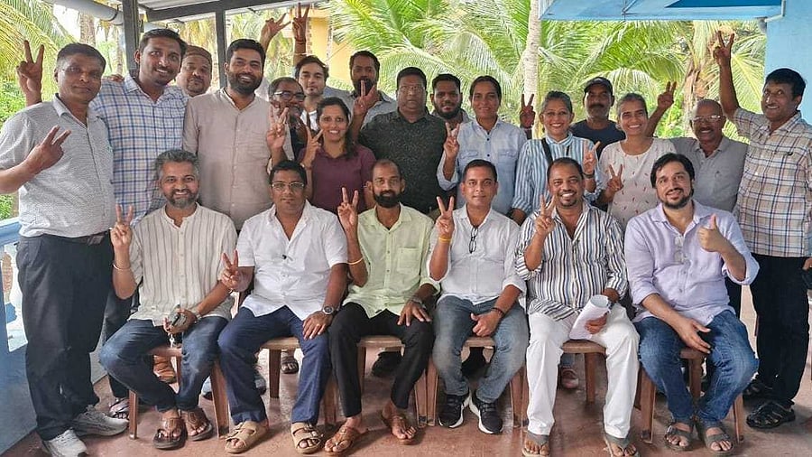 <div class="paragraphs"><p>AAP candidate Joseph Pimenta (3rd from left in the bottom row), representing the I.N.D.I.A. bloc, celebrate with party workers after winning the Benaulim zilla panchayat bypolls in Goa.</p></div>