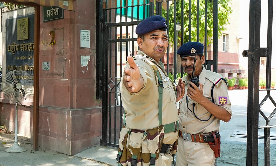 <div class="paragraphs"><p>Police personnel outside the National Museum after it received a bomb threat via e-mail, in New Delhi.</p></div>