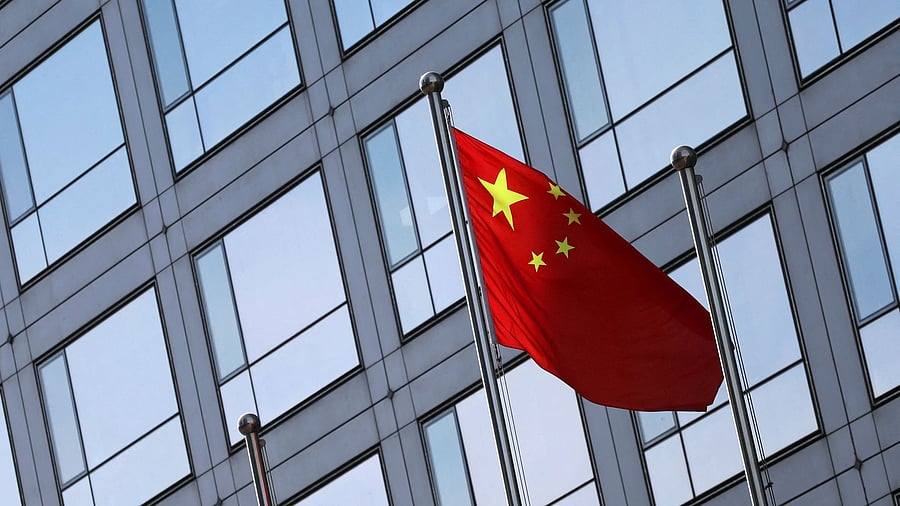 <div class="paragraphs"><p> A Chinese flag flutters outside the China Securities Regulatory Commission building. </p></div>