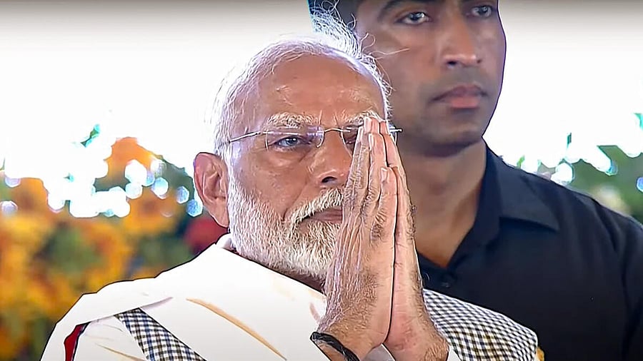 <div class="paragraphs"><p>Prime Minister Narendra Modi greets the gathering at the Kisan Samman Sammelan.</p></div>