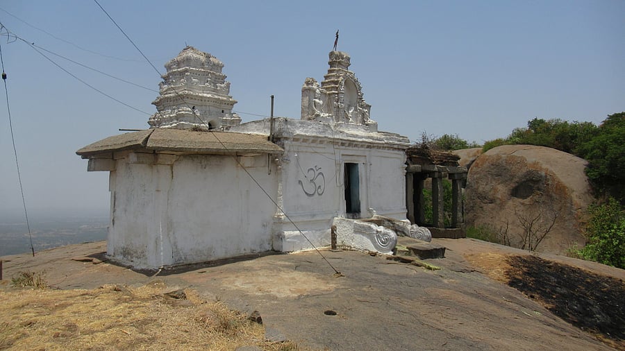<div class="paragraphs"><p>The Sankeshwara temple at the top of the Hutridurga hill;&nbsp;The final gate in the fort, located in Tumakuru district. </p></div>