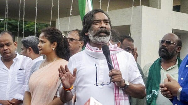 <div class="paragraphs"><p>Former Jharkhand chief minister and JMM leader Hemant Soren addresses party workers, in Ranchi.</p></div>