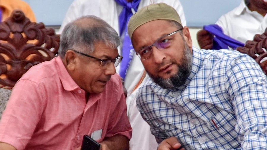 <div class="paragraphs"><p>AIMIM leader Asaduddin Owaisi with Dalit leader Prakash Ambedkar.</p></div>