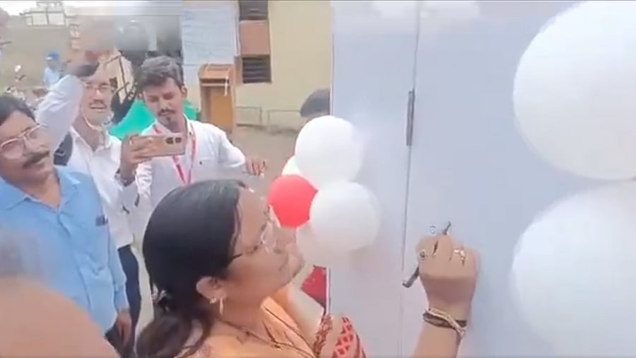 <div class="paragraphs"><p>A screengrab of the video which shows minister writing the slogan in an incorrect manner.</p></div>