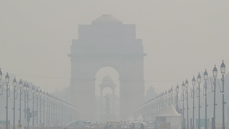 <div class="paragraphs"><p>A thick layer of smog engulfs the India Gate, in New Delhi.</p></div>
