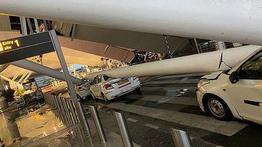 <div class="paragraphs"><p>The roof of the Delhi Airport's Terminal-1 collapsed on the taxis on Friday morning.</p></div>