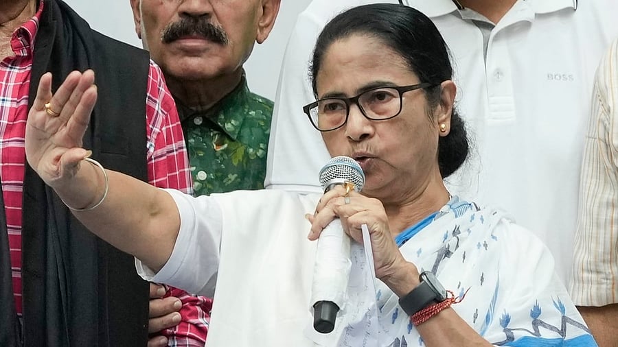 <div class="paragraphs"><p>Mamata Banerjee convened a meeting with senior bureaucrats last Thursday and gave them necessary instructions</p></div>