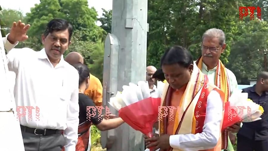 <div class="paragraphs"><p>Screengrab from video showing Mohan Charan Majhi paying a floral tribute.</p></div>