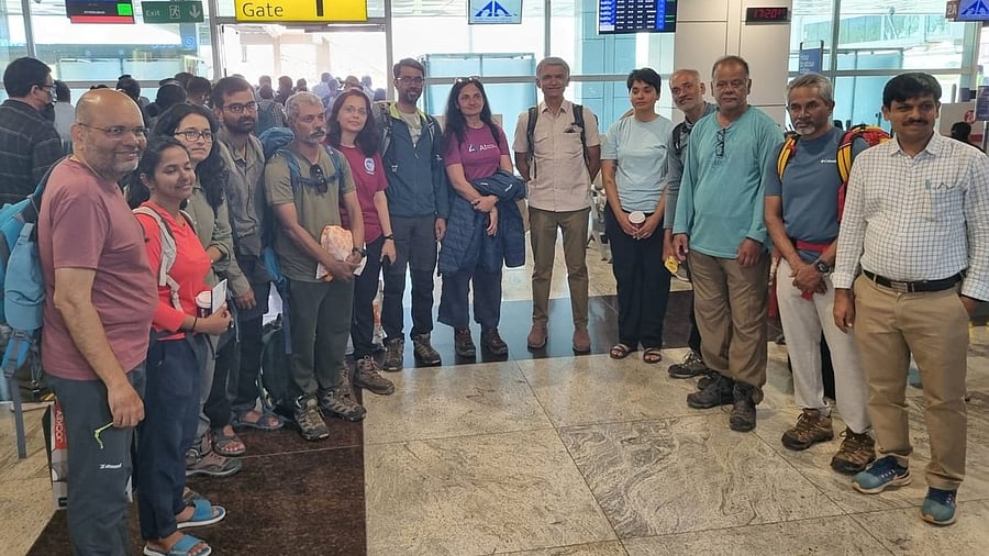 <div class="paragraphs"><p>The survivors, along with Revenue Minister Krishna Byre Gowda, at Dehradun Airport before departing for Bengaluru. Karnataka Revenue Department</p></div>