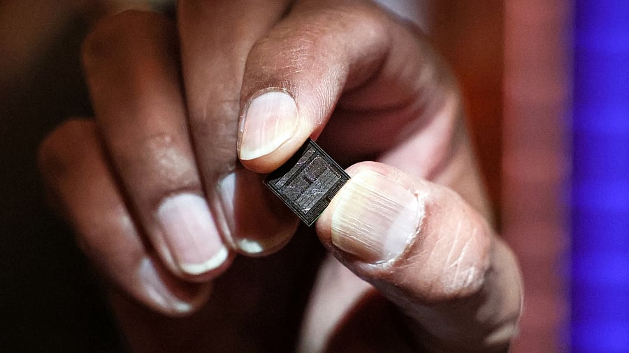 <div class="paragraphs"><p>Sanjay Mehrotra, CEO of Micron Technology Inc., holds a  chip on the floor at the New York Stock Exchange  in New York City</p></div>