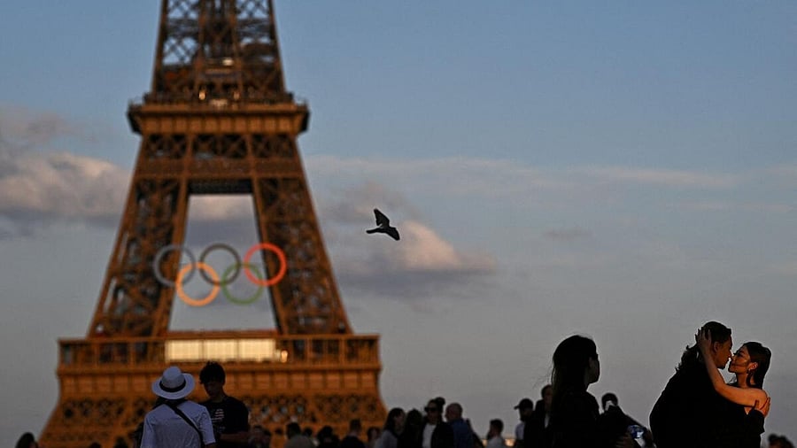 <div class="paragraphs"><p>People enjoy the evening as the Olympic rings are displayed on the Eiffel Tower, ahead of the Paris 2024 Olympic games in Paris, France, June 22, 2024.</p></div>