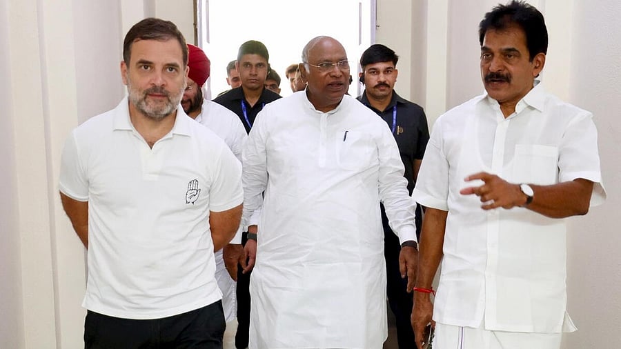 <div class="paragraphs"><p>(L-R) Congress leader Rahul Gandhi, party president Mallikarjun Kharge, and General Secretary K C Venugopal</p></div>