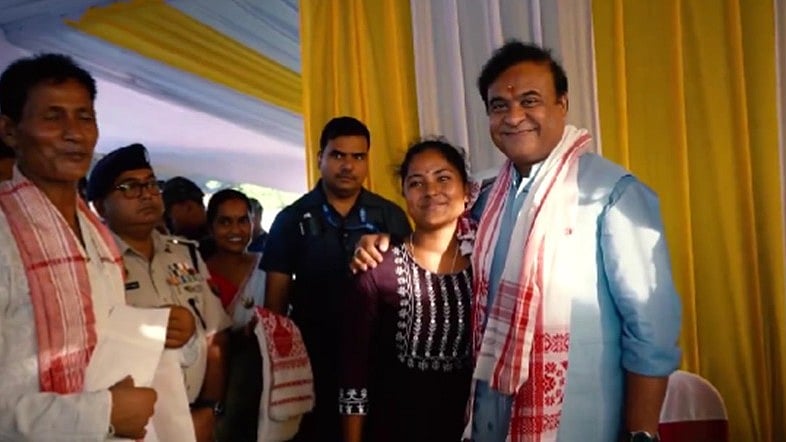 <div class="paragraphs"><p>Himanta Biswa Sarma with Hemaprabha Biswas who runs a tea stall.</p></div>