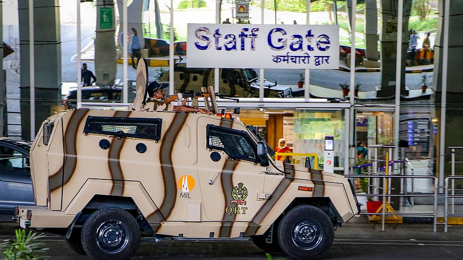 <div class="paragraphs"><p>Security personnel keep vigil outside the Nagpur Airport after it received bomb threat.</p></div>
