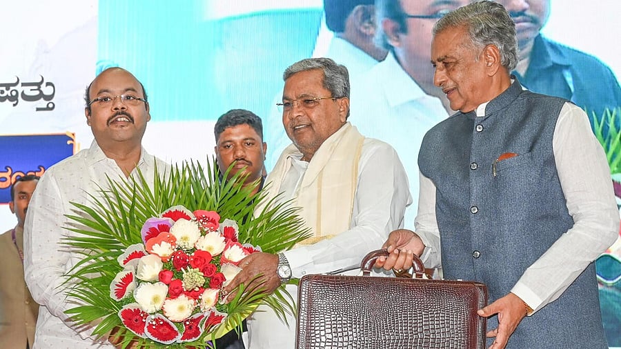 <div class="paragraphs"><p>Karnataka CM Siddaramaiah greets Dr Yathindra S as Basavaraja Horatti looks on.</p></div>
