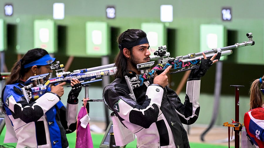 <div class="paragraphs"><p>India's Elavenil Valarivan and Divyansh Singh Panwar.</p></div>