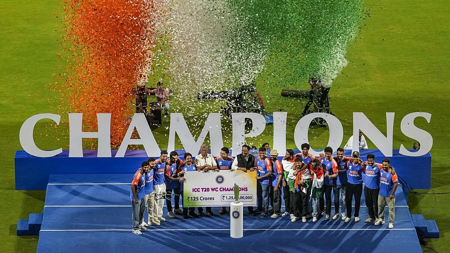 <div class="paragraphs"><p>Players of the T20 World Cup-winning Indian cricket team receive a cheque  during their felicitation ceremony at the Wankhede Stadium, in Mumbai. </p><p></p></div>